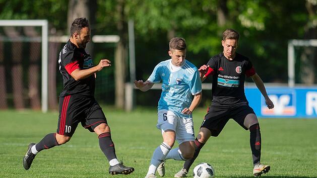 F&uuml;r Jahn Forchheim um Johannes Petschner (Mitte) gab es gegen Kahl mit G&ouml;khan Aydin (links) und Lukas Elbert kaum ein Durchkommen. Foto: Bj&ouml;rn Friedrich