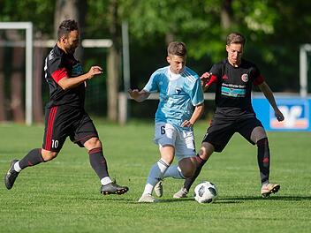 F&uuml;r Jahn Forchheim um Johannes Petschner (Mitte) gab es gegen Kahl mit G&ouml;khan Aydin (links) und Lukas Elbert kaum ein Durchkommen. Foto: Bj&ouml;rn Friedrich