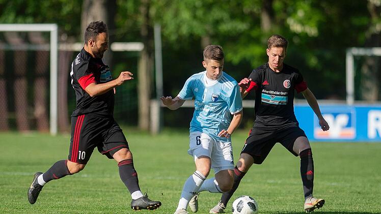 F&uuml;r Jahn Forchheim um Johannes Petschner (Mitte) gab es gegen Kahl mit G&ouml;khan Aydin (links) und Lukas Elbert kaum ein Durchkommen. Foto: Bj&ouml;rn Friedrich