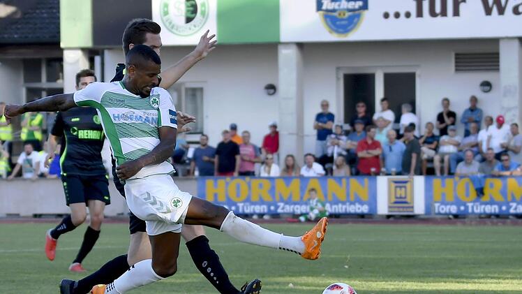 Daniel Keita-Ruel (vorne, vor Michael Mirschberger) war im Testspiel gegen Eltersdorf der beste Spieler der Fürther. Foto: Sportfoto Zink