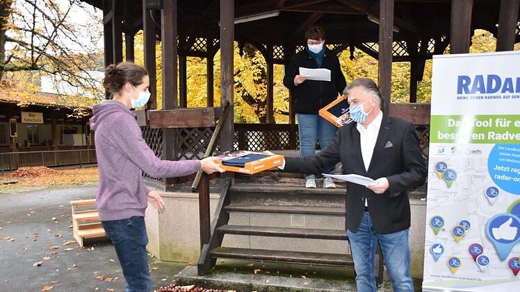 Michel Merkel aus Harsdorf platzierte sich deutsclandweit unter den ersten 100 STADTRADELN-Stars aktuell auf Rang 6 und erhielt von Landrat Klaus Peter Söllner und Ingrid Flieger ein Präsent überreicht - Foto Uschi