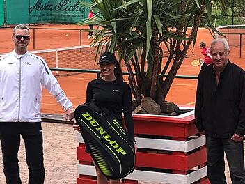 Als 400. Mitglied des TC Rot-Weiß Bad Kissingen bekam Amany van Heteren vom TC-Vorsitzenden Klaus Beck (rechts) und Sportwart Markus Wittek eine Sporttasche überreicht. Foto: Richard Pucher