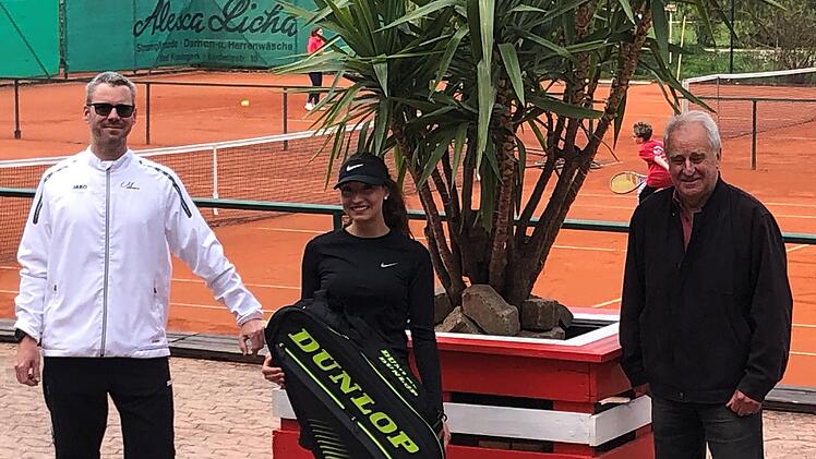 Als 400. Mitglied des TC Rot-Weiß Bad Kissingen bekam Amany van Heteren vom TC-Vorsitzenden Klaus Beck (rechts) und Sportwart Markus Wittek eine Sporttasche überreicht. Foto: Richard Pucher