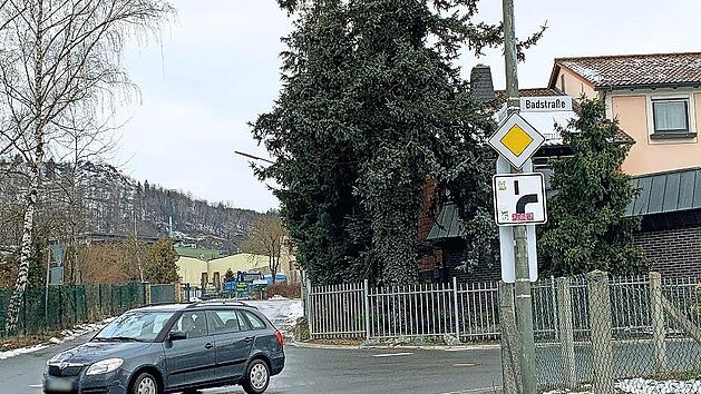 Um die Badstraße zu entlasten, soll die Vorfahrt von der Industriestraße Richtung Umgehung geändert werden.
