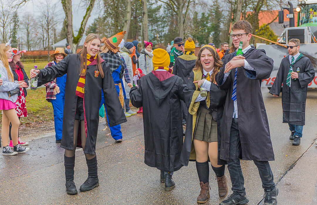 Buntes Faschingstreiben begeistert groß und klein.