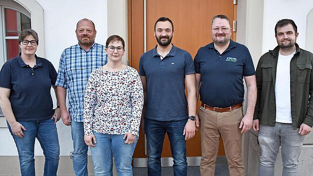 Eva Deuerling und Sebastian Eideloth (3. und 4. von links) wurden in den Vorstand als Stellvertretende Vorsitzende gew&auml;hlt. Es gratulierte der Vorstand mit Kathrin Mrosek, Michael Hennig, Christian Zorn und Niklas Welscher (von links).