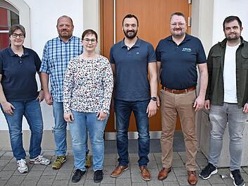 Eva Deuerling und Sebastian Eideloth (3. und 4. von links) wurden in den Vorstand als Stellvertretende Vorsitzende gewählt. Es gratulierte der Vorstand mit Kathrin Mrosek, Michael Hennig, Christian Zorn und Niklas Welscher (von links).