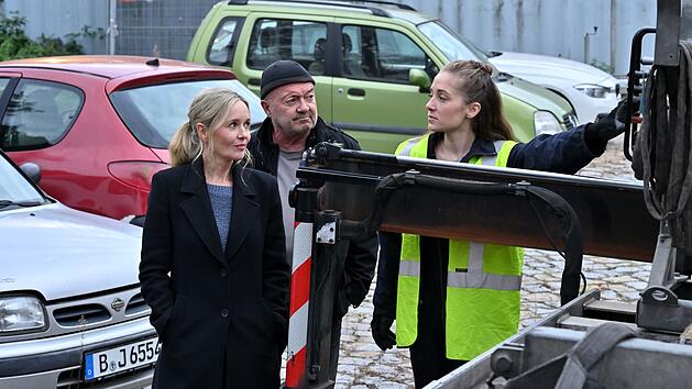 Hartes Gesch&auml;ft in einer M&auml;nnerdom&auml;ne: Jana Hellwig (Rosa Falkenhagen, rechts) kl&auml;rt Otto Garber (Florian Martens) und Linett Wachow (Stefanie Stappenbeck) &uuml;ber das Abschleppmilieu auf.