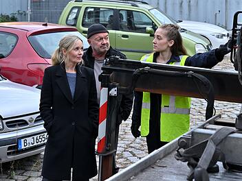 Hartes Gesch&auml;ft in einer M&auml;nnerdom&auml;ne: Jana Hellwig (Rosa Falkenhagen, rechts) kl&auml;rt Otto Garber (Florian Martens) und Linett Wachow (Stefanie Stappenbeck) &uuml;ber das Abschleppmilieu auf.