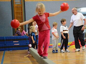 Freude an der Bewegung: Herbert Pramstaller vermittelt den Kindern spielerisch Ballgefühl. Fotos: Elisabeth Assmann