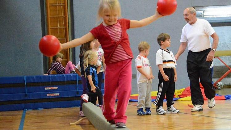 Freude an der Bewegung: Herbert Pramstaller vermittelt den Kindern spielerisch Ballgefühl. Fotos: Elisabeth Assmann