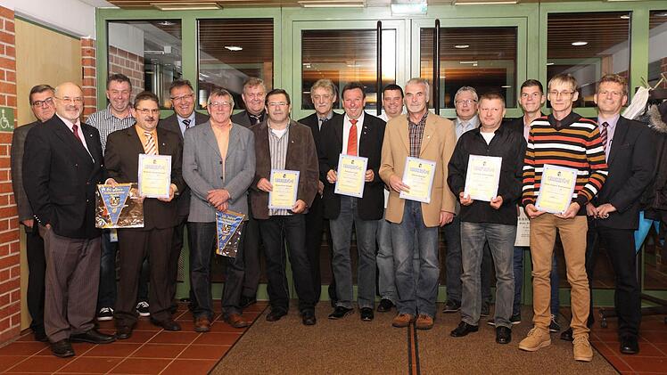 Für zehn, 20, 25 oder 30 Jahre aktive Schiedsrichtertätigkeit geehrt (von links): Wolfgang Klerner, Jürgen W. Heike, Timo Walch, Wilfried Spitzenberger, Siegfried Brehm, Karl-Heinz Kalter, Stefan Seifert, Klaus-Peter Frank, Anton Götz, Reinhard Jost, Jürgen Düthorn, Alfons Konrad, Bernd Geier, Joachim Schlesinger, Stefan Klerner, Hans-Jürgen Rosenstock und Ulrich Pochmann. Foto: Stefan Lutter