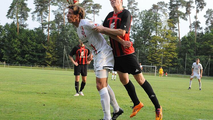 Szene aus dem Totopokalspiel zwischen dem FC Reichenbach (rot-schwarze Trikots) gegen die Würzburger Kickers (0:6). Foto: Hopf