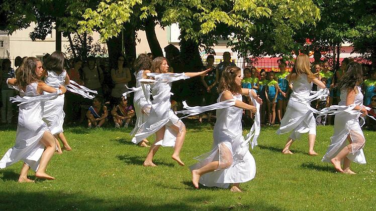 Auch Volkstänze gehören zum Rahmenprogramm der Treffen im Rahmen der Städtepartnerschaft zwischen Chantonnay und Ebermannstadt.  Foto: Wilhelm Kraupner