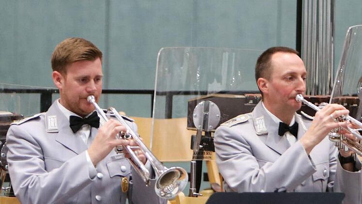 Impressionen vom Auftritt des Heeresmusikkorps Veitshöchheim in der Sporthalle der PestalozzischuleFoto: Jochen Berger