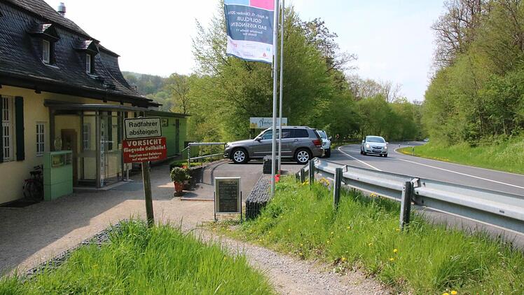 Noch nicht endgültig geklärt ist, wie der Radweg an der Engstelle zwischen dem Golf-Clubhaus und der Bundesstraße verlaufen wird. Foto: Ralf Ruppert