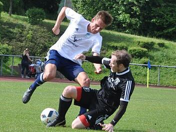 Zwei entscheidende Figuren im InFranken-Kick: Patrick Hutzler verwandelte den späten Strafstoß zum 2:1-Siegtreffer, den Stefan Alt (schwarzes Trikot) mit verursachte.  Fotos: Leo Hühnlein