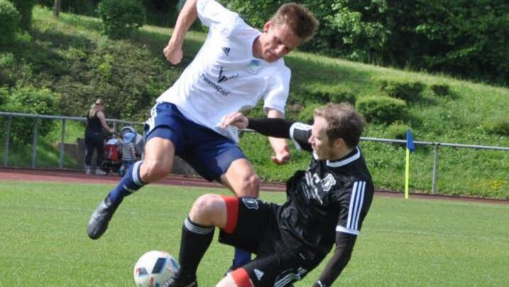 Zwei entscheidende Figuren im InFranken-Kick: Patrick Hutzler verwandelte den späten Strafstoß zum 2:1-Siegtreffer, den Stefan Alt (schwarzes Trikot) mit verursachte.  Fotos: Leo Hühnlein