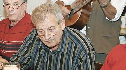 Edmund Seller (mit Gitarre) singt mit Mitgliedern des TSV und Gesangvereins "Frohsinn" Nüdlingen beim Wirtshaussingen. Bei solchen Treffen wird auch schon mal das Rhönlied gesungen.  Foto: Arthur Stollberger
