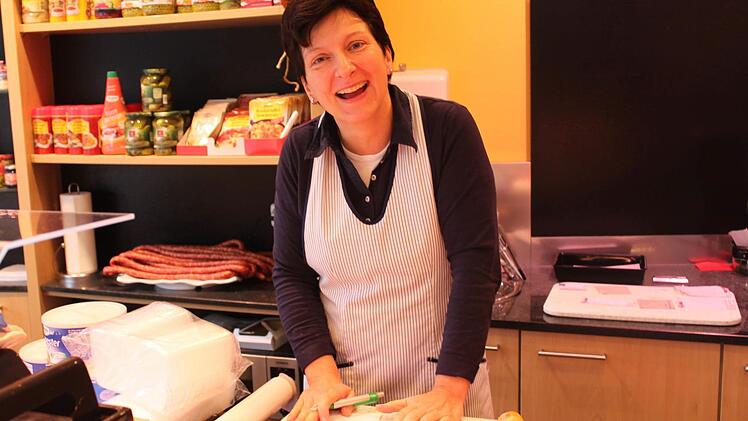 Ute Dorn von der Metzgerei Dorn muss mit den Kunden immer über die Sperrungen sprechen.Foto: Anette Schreiber