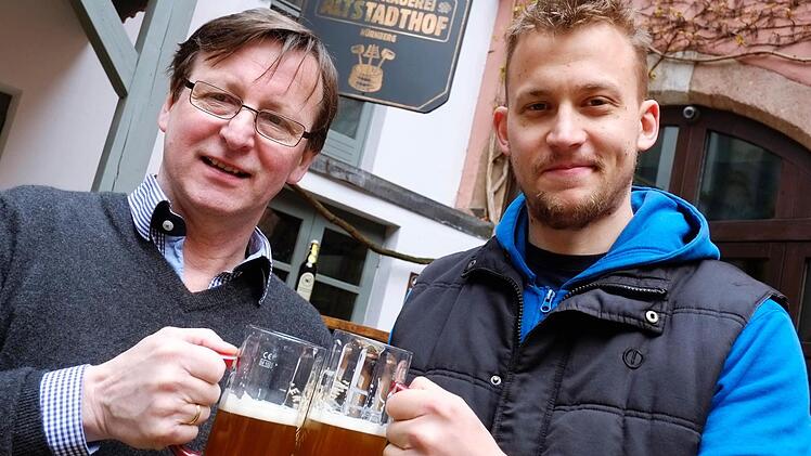 "Winterwärmer" - Wieso es Glühbier am Christkindlesmarkt in Nürnberg gibt: Brauvater Reinhard mit Brausohn Max Engel Foto: Nikolas Pelke