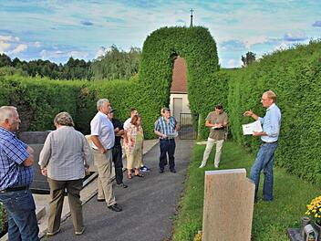 Der Leiter des Bauamtes, Martin Lang (rechts) bei seinen Ausführungen zur Hecke am Friedhof in Albersdorf. Weiter von rechts: Marco Ernst vom Bauamt, Ortssprecher Wolfgang Heppt, Bramberg, dahinter verdeckt Stadtrat Rüdiger Ebert, die Stadträte Matthias Becht, Brunhilde Giegold, Klaus Schineller, Bürgermeister Jürgen Hennemann, Gabriele Rögner und Werner Riegel. Foto: Helmut Will