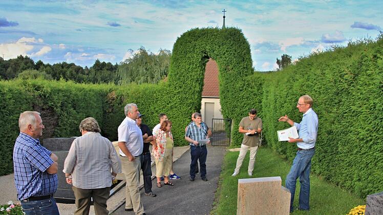 Der Leiter des Bauamtes, Martin Lang (rechts) bei seinen Ausführungen zur Hecke am Friedhof in Albersdorf. Weiter von rechts: Marco Ernst vom Bauamt, Ortssprecher Wolfgang Heppt, Bramberg, dahinter verdeckt Stadtrat Rüdiger Ebert, die Stadträte Matthias Becht, Brunhilde Giegold, Klaus Schineller, Bürgermeister Jürgen Hennemann, Gabriele Rögner und Werner Riegel. Foto: Helmut Will