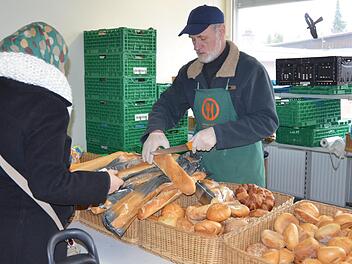 Die Ehrenamtlichen der Tafel Coburg haben am Verkaufstag alle Hände voll zu tun. Fotos: Rainer Lutz