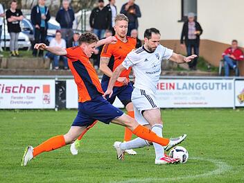 Sonnefelds Spielertrainer (weißes Trikot) Bastian Renk absolvierte in der abgelaufenen Saison 29 Spiele und erzielte sechs Tore.  Foto: Hagen Lehmann