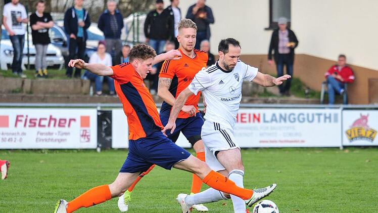 Sonnefelds Spielertrainer (weißes Trikot) Bastian Renk absolvierte in der abgelaufenen Saison 29 Spiele und erzielte sechs Tore.  Foto: Hagen Lehmann