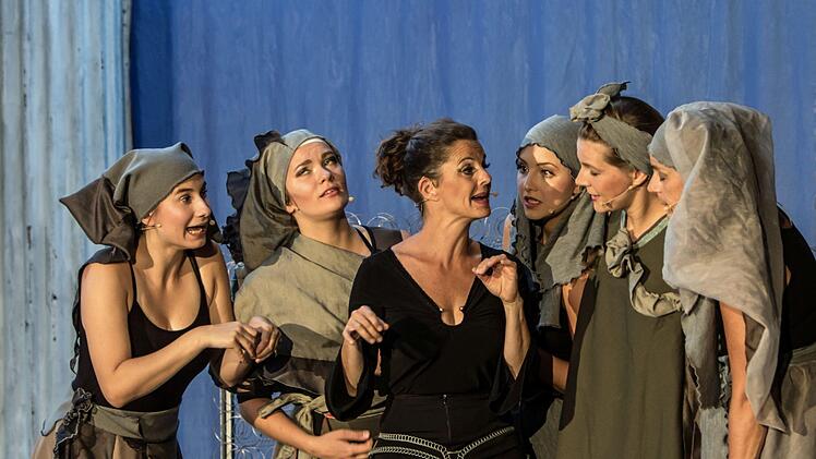 Happy End unter freiem Himmel: mit einer Musical-Version der Antiken Komödie "Lysistrata" gastierte der Fränkische Theatersommer in der Domäne Oeslau.Foto: Jochen Berger