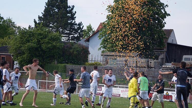 Der zur&uuml;ckgewonnene Zusammenhalt war das gro&szlig;e Plus des FC Rottershausen am Ende der Saison. Damit und mit etwas Gl&uuml;ck gelang der finale Sprung auf Platz eins der Kreisklasse Rh&ouml;n 2.Ann Christin Helfrich