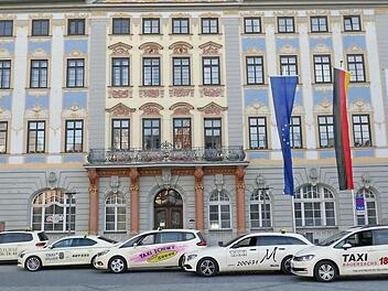 Eine Reihe von Taxis steht auch in Zeiten der Ausgangsbeschränkung zur Verfügung. Foto: Michael Höllein