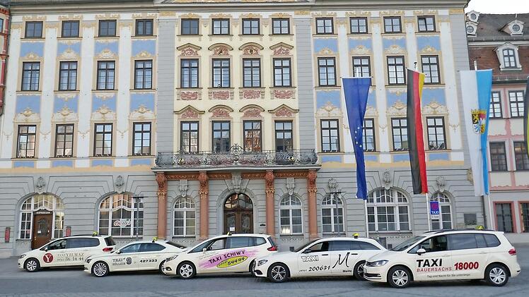 Eine Reihe von Taxis steht auch in Zeiten der Ausgangsbeschränkung zur Verfügung. Foto: Michael Höllein