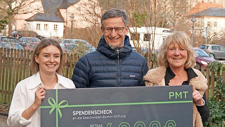 Selina Metzner (links) &uuml;bergibt den Scheck an Udo Prell und Edeltraud Dahlhoff.