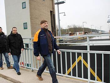 Nach dem Streik sehen Bernd Storchmeier, Stefan und Peter Biesenecker (v. r. ) an der Schleuse Strullendorf nach dem Rechten.  Foto: J. Hofbuaer