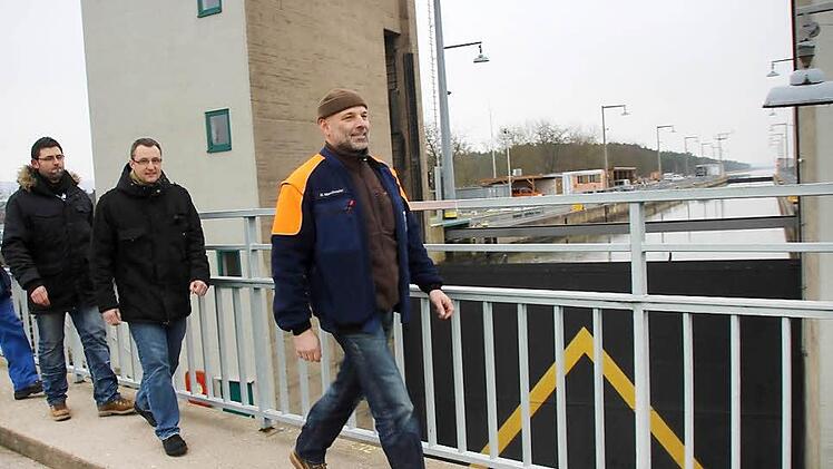 Nach dem Streik sehen Bernd Storchmeier, Stefan und Peter Biesenecker (v. r. ) an der Schleuse Strullendorf nach dem Rechten.  Foto: J. Hofbuaer