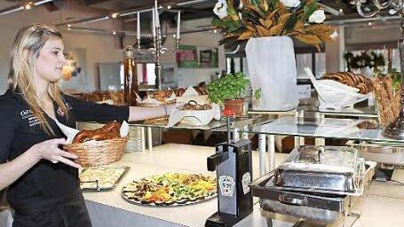 Servicekraft Lisa Hiemisch verteilt die Brezen.