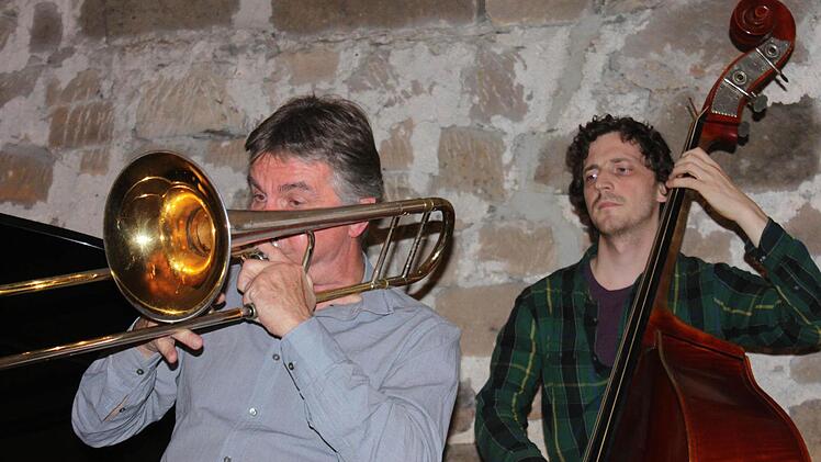 Bandleader Ed Kröger an der Posaune und Bassist Phil Donkin im Höchstadter Schlossgewölbe  Foto: Rudolf Görtler