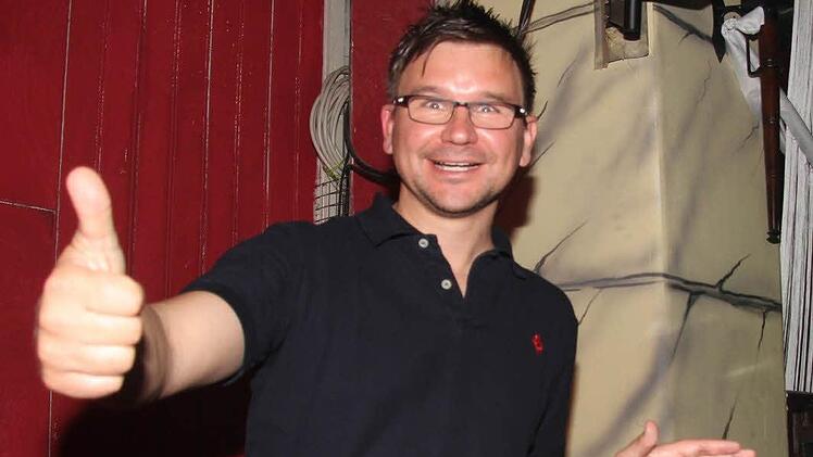 DJ Udo H. spielt neue deutsche Welle, Achtziger- und Neunziger-Jahre-Musik und aktuelle Hits: Er sorgt dafür, dass schon vor Mitternacht die Hölle los ist im "Schlössla". Foto: Sonja Adam