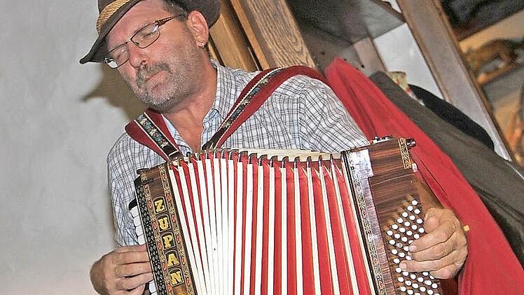 Kilian Hümmer ist ganz in seinem Element, wenn er spontan mit seinem Akkordeon auftreten und den Leuten Freude machen kann.