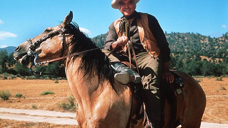 Lorne Greene als Ben Cartwright aus der Kult-Westernserie "Bonanza". Foto: Bert Reisfeld/dpa
