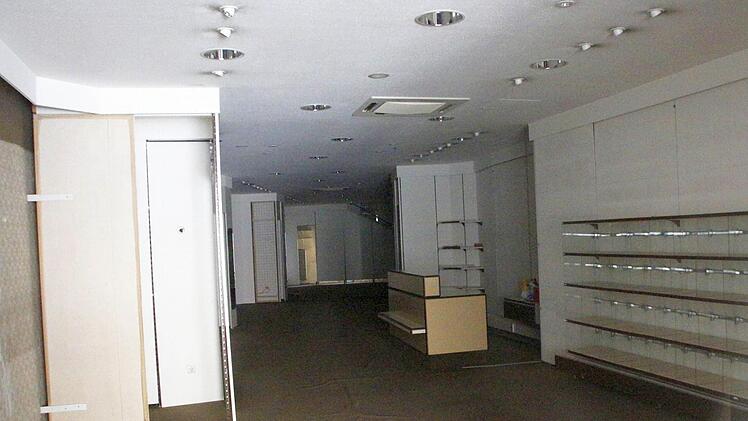 Der Innenraum des ehemaligen Textilladens wird in ein Café umgebaut. Foto: Josef Hofbauer