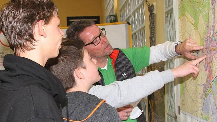 Welche Einrichtungen sollen wo entstehen - Jürgen Ziegler plante mit den Kids sehr konkret.  Foto: Sonja Adam