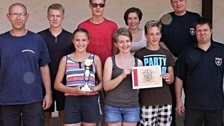 Die Siegergruppe aus Rentweinsdorf mit (von links): Gruppenführer Roland Bock, Hendrik Schleicher, Franziska Sperber, Julian Vetter, Lisa Dürr, Verena Sperber, Justin Müller, Kreisbrandinspektor Thomas Habermann und Kreisjugendwart Johannes Krines. Foto: Helmut Will