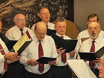 Bei der Weihnachtsfeier sorgte die Chorgemeinschaft mit vorweihnachtlichen Liedern für gute Unterhaltung.  Fotos: Sonny Adam