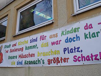 Der Kindergarten signalisierte an der Fassade schon vorab, welche Erwartungen man an den Stadtrat hat. Foto: Marco Meißner