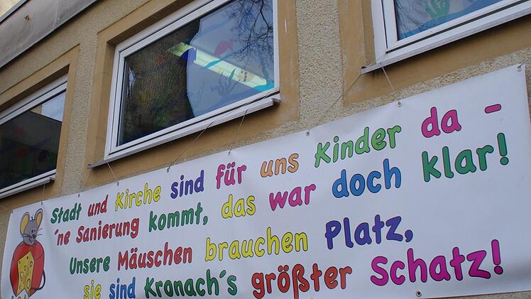 Der Kindergarten signalisierte an der Fassade schon vorab, welche Erwartungen man an den Stadtrat hat. Foto: Marco Meißner