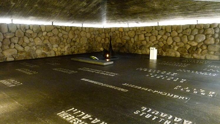 Die "Halle der Erinnerung" mit der Gedenkflamme für die Opfer des Holocaust.