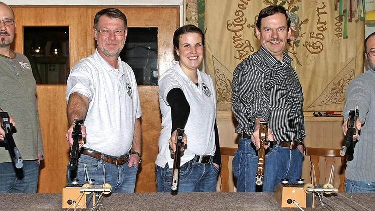 In überzeugender Manier gelang der Luftpistolenmannschaft der Schützengesellschaft Ebern der sofortige Wiederaufstieg in die Unterfrankenliga, v. l.: Jürgen Klopf, Stefan Eckstein, Tina Hellwig, Helmut Stubenrauch, Carsten Präger. Foto: Dietz